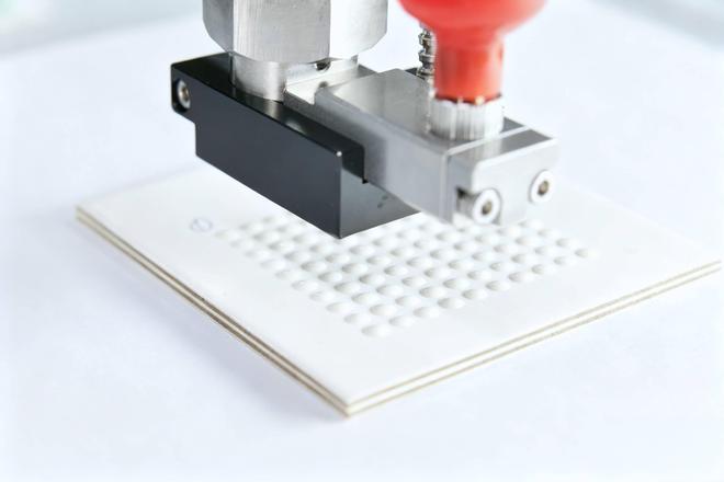 气动喷射阀非接触式高速喷射点胶(图1)